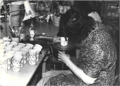 Czarnobiała fotografia przedstawiająca kobiety pracujące w fabryce porcelany.