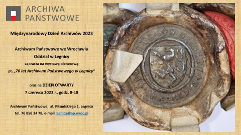 Grafika zawierająca fotografię starej średniowiecznej pieczęci - po prawej stronie. Po lewej na jasnym tle znajduje się informacja o wystawie plenerowej oraz o Dniu Otwartym w legnickim oddziale Archiwum.