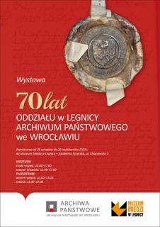 Plakat w kolorystyce czerwonej. W tle stare odręczne pismo. W górnym prawym rogu duża stara pieczęć. Plakat zawiera nazwę wydarzenia, datę i miejsce. U dołu na białym tle logotypy Archiwum Państwowego we Wrocławiu oraz Muzeum Miedzi w Legnicy.