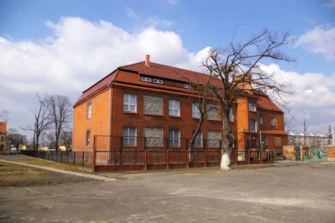 Mały, dwupiętrowy budynek z czerwonej cegły, pokryty pomarańczową dachówką. Budynek jest siedzibą legnickiego oddziału Archiwum Państwowego we Wrocławiu.