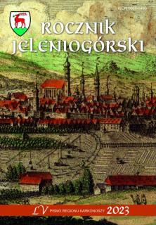 Kolorowa okładka książki z ryciną średniowiecznego miasta otoczonego murem z widocznymi wieżami kościołów i ratusza na tle gór. U góry herb z jeleniem oraz tytuł "Rocznik Jeleniogórski". Pod spodem ciemnopomarańczowy pas z napisem LV Pismo Regionu Karkonoszy 2023.