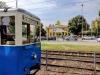 Stary niebieski tramwaj na tle wejścia głównego do wrocławskiego ZOO.
