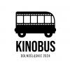 Rysunek autobusu przypominający taśmę filmową. U dołu napis Kinobus Dolnośląskie 2024.