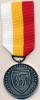 Brązowy medal z jeleniem w herbie i z materiałową przypinką w kolorze białożółtoczerwonym.