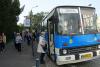 Niebieski, zabytkowy autobus przegubowy stoi na przystanku autobusowym, po prawej stronie zdjęcia, przodem do obiektywu. Za górną częścią przedniej szyby ustawiona jest biała tabliczka z napisem "Klub sympatyków transportu miejskiego". Po lewej stronie zdjęcia liczna grupa osób zmierza w kierunku autobusu, zbliżając się do obiektywu, i najbliższe osoby wsiadają do pojazdu. Stoi tam również słup z tablicą oznaczającą przystanek, na której widnieje napis "Hala Stulecia".